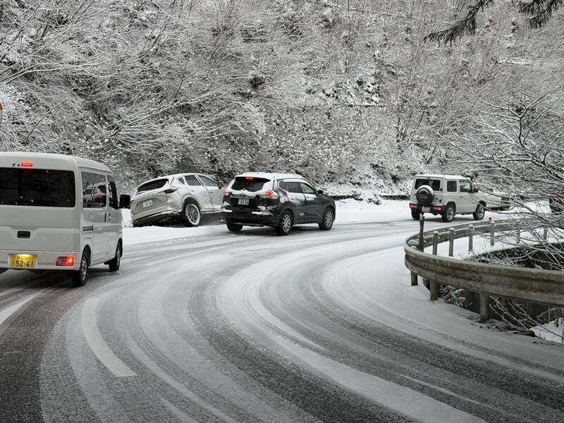 三峰神社附近发生车辆打滑等交通事故。（图撷自「@GiyuuMr」X帐号）