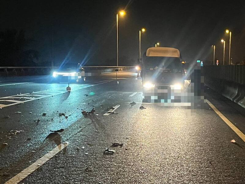 国道3号长治路段发生机车逆向行驶，与小货车撞击后零件散落一地。（国道第五公路警察大队提供）