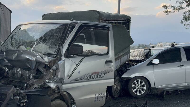 宜兰雪隧路5车追撞。（民众提供）