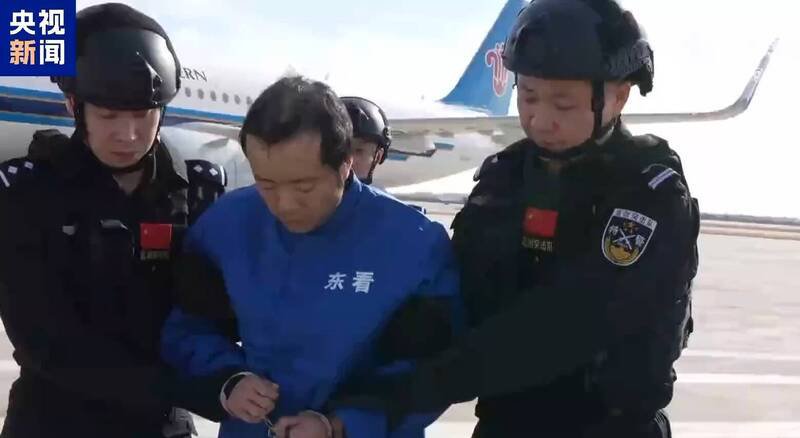 陈志被押送画面。（取自央视）