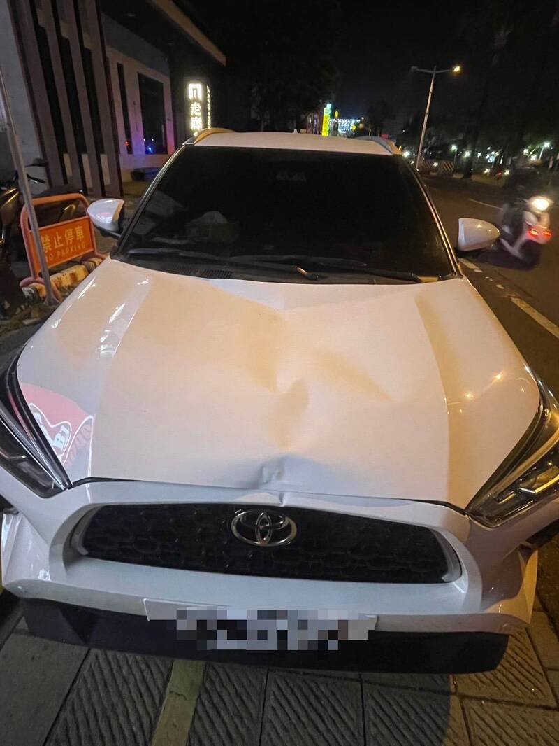 撞堂兄的休旅车。（屏东警分局提供）