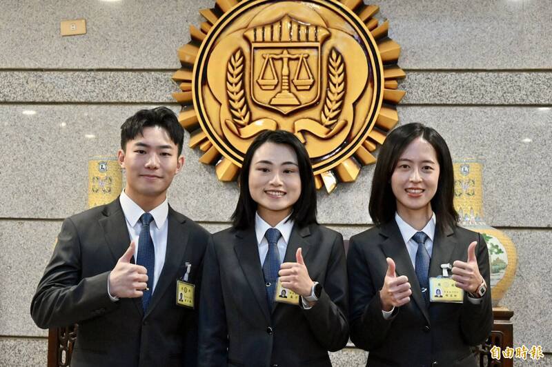 调查局调查班第62期结业典礼8日举行，图为前三名谢孟轩（右起）、蓝予妙及赵彦翔。（记者丛昌瑾摄）