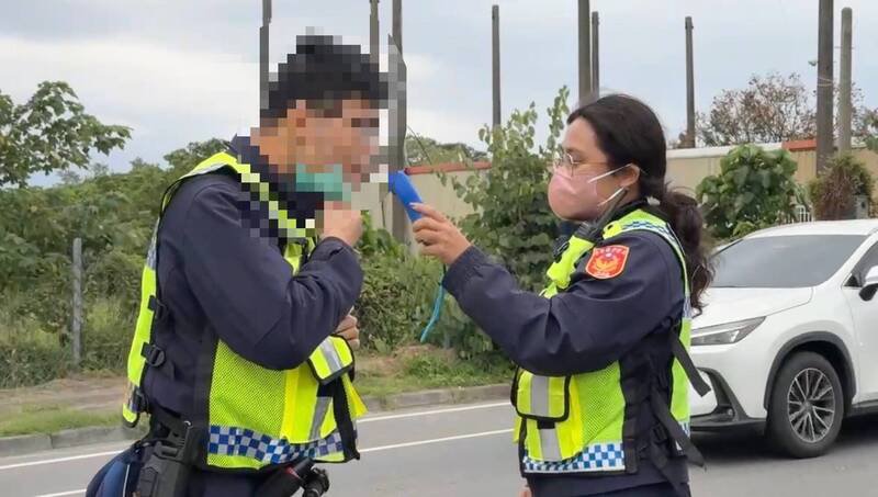警员也乖乖受测。（民众提供）