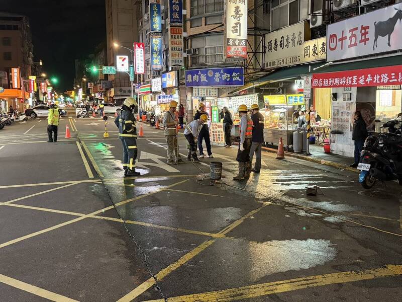 台北市延三夜市瓦斯外泄，封路抢修。（记者刘庆侯翻摄）