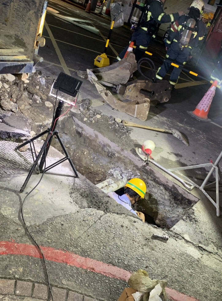 台北市延平北路三段传瓦斯味，晚间紧急开挖封路抢修。（台北市议员拟参选人朱政骐提供）