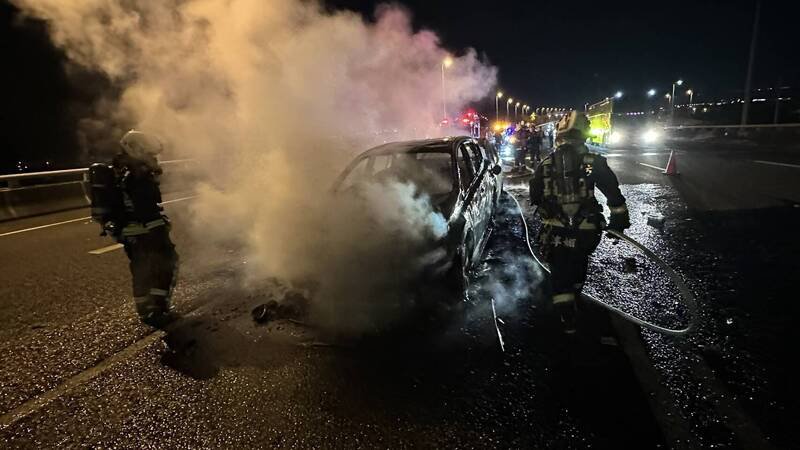 国3北上212公里5车事故，2车烧到全毁。（民众提供）