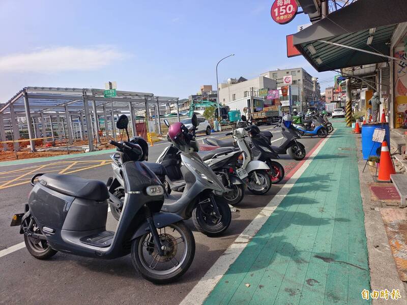 沙鹿区北势东路车辆停放区划设红线引发争议，建设局表示，因该处位置设有地下式消防栓。（记者欧素美摄）