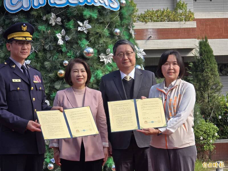 在县长周春米与检察长陈盈锦见正下，屏东县警局与地政士公会合作防诈。（记者叶永骞摄）