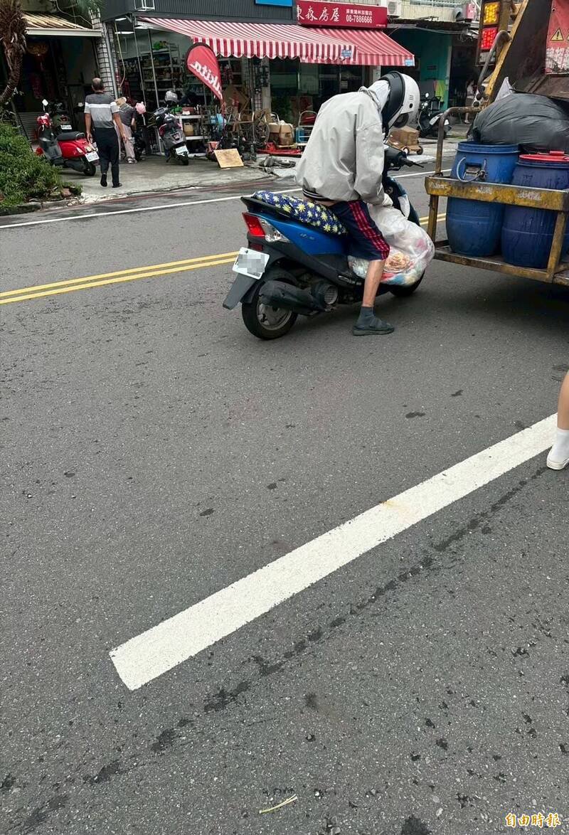 潮州惊现尾随垃圾车的露屁男。（记者陈彦廷摄）