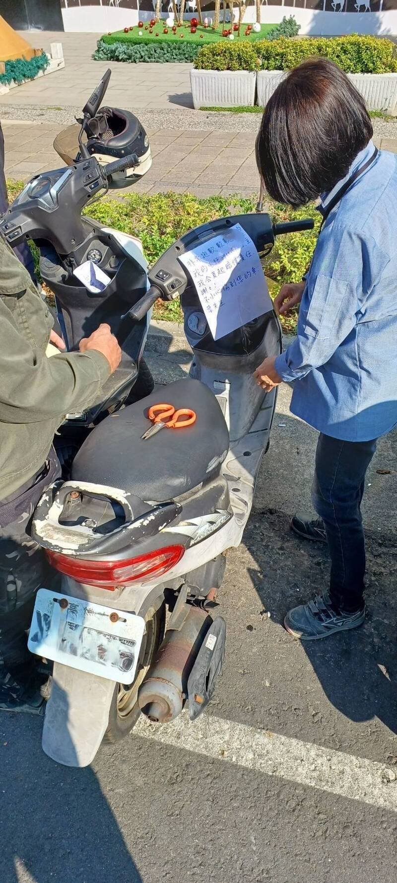 遭工地铁板压倒的机车。（建管处提供）