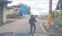 宜兰男持斧头车道叫嚣遭警送办 辩称车辆噪音太吵