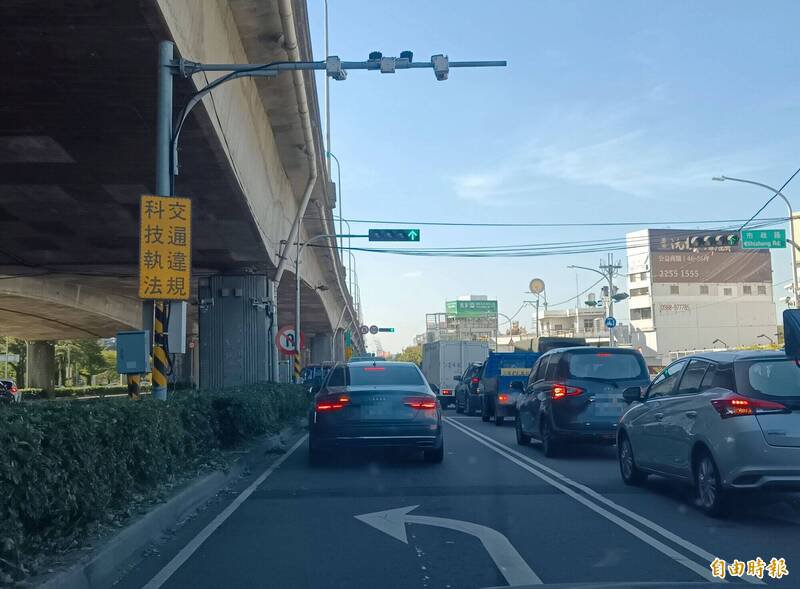 台中市警局交大统计2025年前10大科技执法路口，其中西屯区环中路与市政路口夺冠，1年开出4万9559件。（记者陈建志摄）