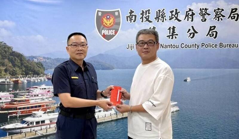 11个多月前破格任用集集分局长的张基铭（左），26日接任草屯分局长。（集集警分局提供）