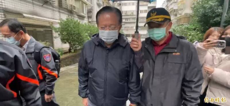 消防署长萧焕章（左）今天上午在基隆消防局长游家懿陪同下慰问家属，并重返火场勘查。（记者林嘉东摄）