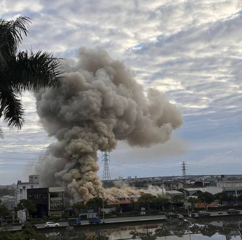 宜兰县冬山乡一家汽修厂铁皮屋今天上午发生大火，火场浓烟密布相当吓人。（图取自脸书社团「宜兰知识+」）