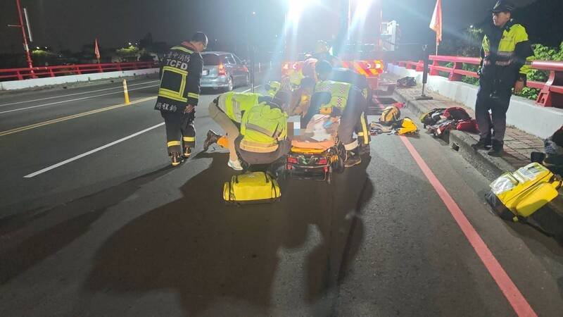 台中一名陈姓妇人，今晚8点疑似被狗追、掉到太平一江桥下，消防人员将她吊挂救起送医。（记者陈建志翻摄）