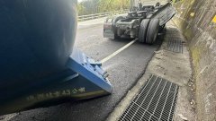 惊悚！43吨联结车机械故障 车头、车身分离卡苏花路廊