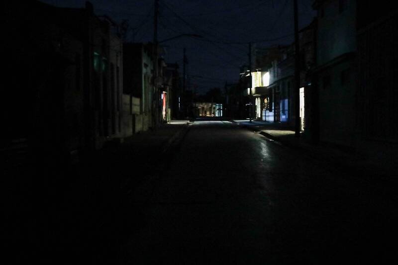 由于电网故障，古巴东部四个省份陷入黑暗。图为古巴第二大城圣地牙哥市民众使用发电机供电。（法新社）