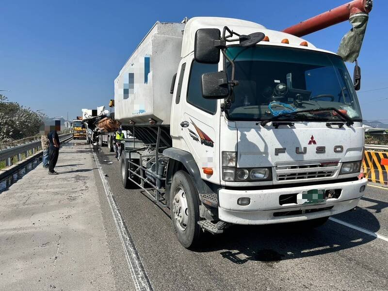 国道10号车祸，2部砂石车与1部大货车追撞。（警方提供）