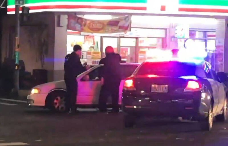 朱男猛踩油门企图冲撞逃逸，警方连开四枪制止。（翻摄Threads网友rt007173）