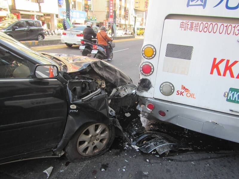 轿车直接撞上公车。（民众提供）