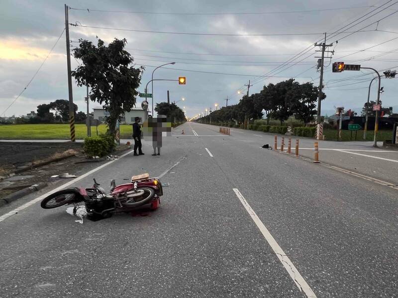 花莲县吉安乡知卡宣大道今清晨发生一起死亡车祸！机车行经路口时，疑似从外侧车道直接切左转弯，与后方同向、直行白色汽车发生碰撞。 （民众提供）