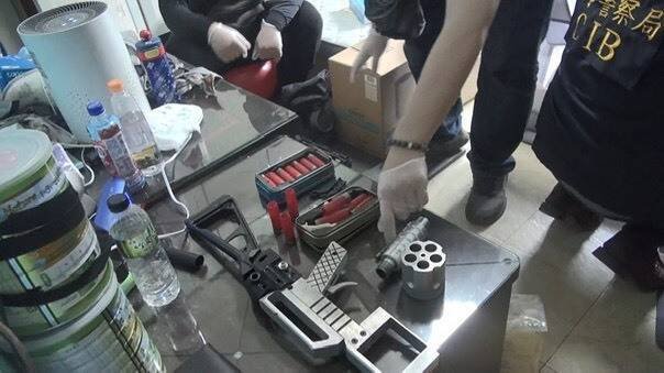 警方查扣罕见的左轮霰弹枪。（警方提供）