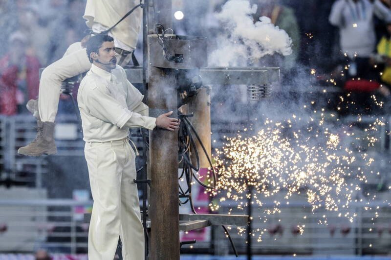 坏痞兔于表演环节中爬上电线杆，向在2017年玛丽亚飓风中丧生的人们致敬。（美国环保署）