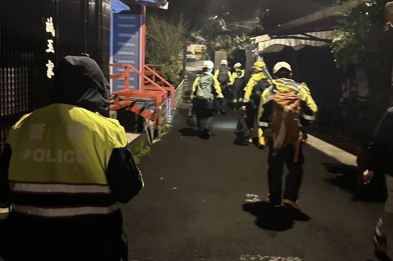 除夕夜登山客三貂岭山区迷路，警消上山搜救。（记者卢贤秀翻摄）