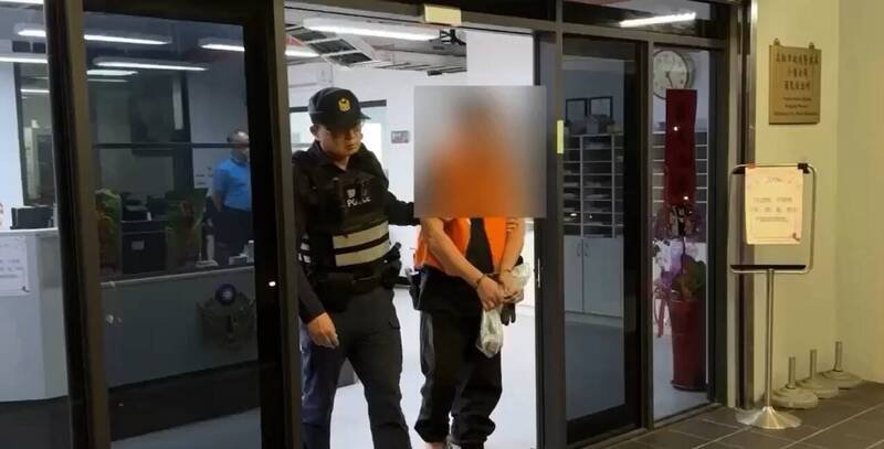 法院裁定羁押吕男（右）。（读者提供）