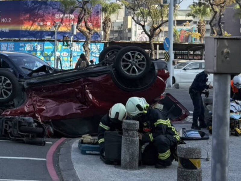 高雄两车碰撞波及机车酿伤2女受伤送医。（民众提供）