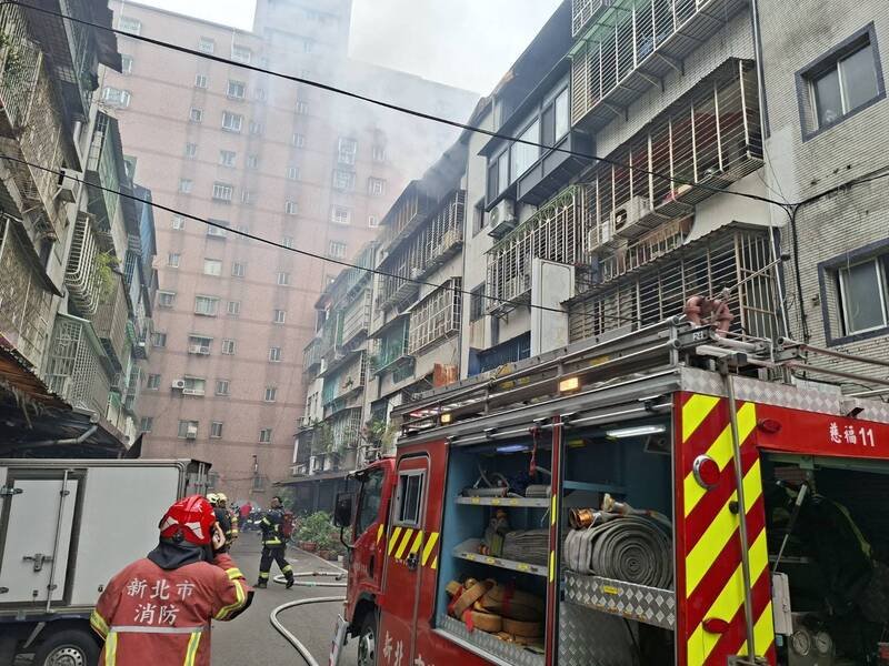 新北市三重仁义街一栋公寓今早发生火警，警消到场于20分钟将火势扑灭，而起火户7旬女屋主遭到灼伤送医，幸无生命危险。（记者陆运锋翻摄）