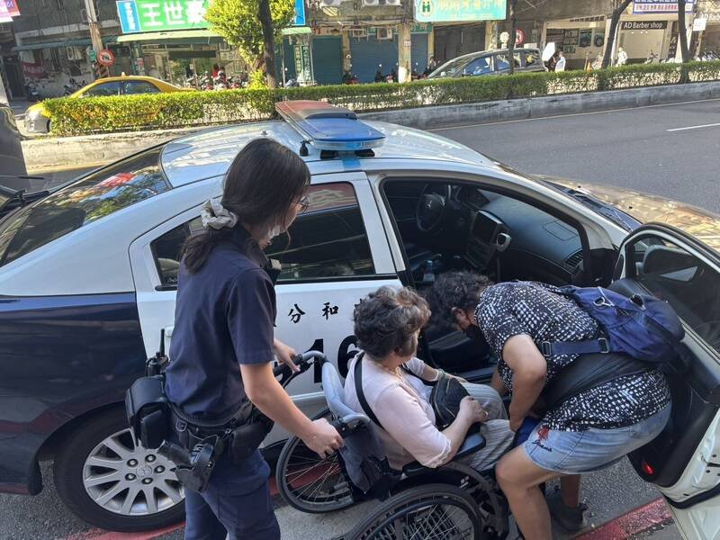 行动不便的李姓阿嬷提领13两黄金转存，警方确定并非遭到诈骗后，暖心协助提供护钞服务。（记者陆运锋翻摄）