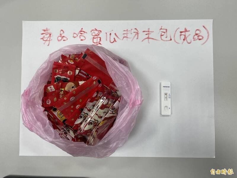 警方在屋内发现毒品海洛因、哈密瓜锭及安非他命等各式毒品。（记者陆运锋翻摄）