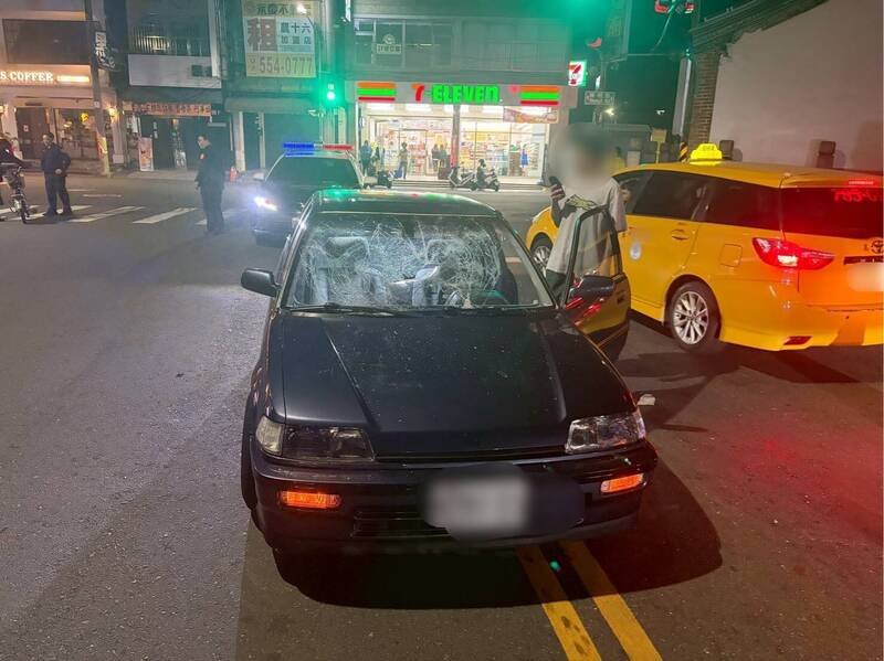 左营惊传砸车伤人案。（读者提供）