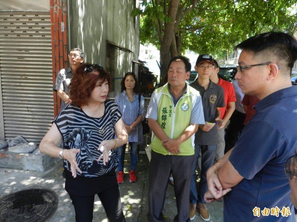 议长宋玮莉（左）邀相关单位现勘。（记者林欣汉摄）