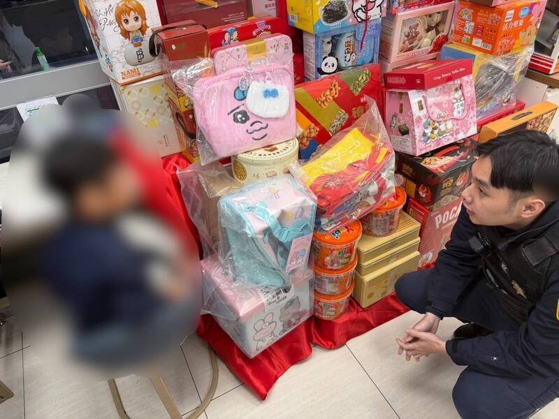 中山二派出所员警获报赶抵，见男童又饿又怕，随即自掏腰包购买面包供其充饥并耐心安抚。（记者郑景议翻摄）