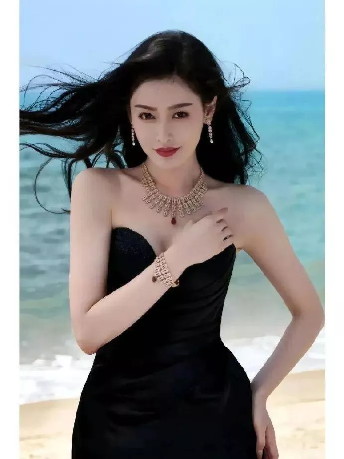 “太子妃”张天爱性感靓丽美图！肤白貌美身材火辣