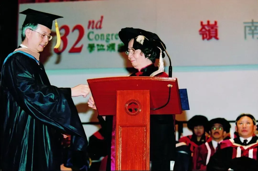 2002年，被香港岭南大学授予荣誉文学博士学位