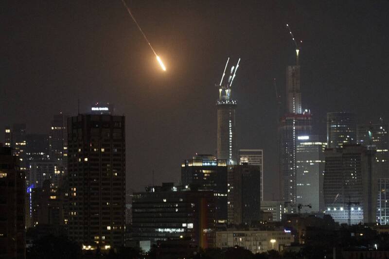 以色列大城特拉维夫周六凌晨遭飞弹空袭。(美联社) 以色列大城特拉维夫周六凌晨遭飞弹空袭。(美联社)