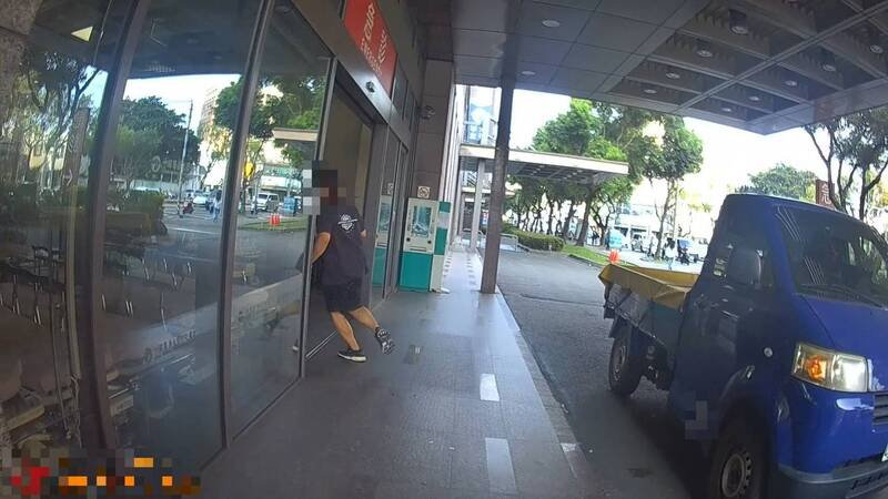 原本10分钟的路程,警全力冲别缩短到3分钟赶赴医院急诊室。(警方提供) 原本10分钟的路程,警全力冲别缩短到3分钟赶赴医院急诊室。(警方提供)