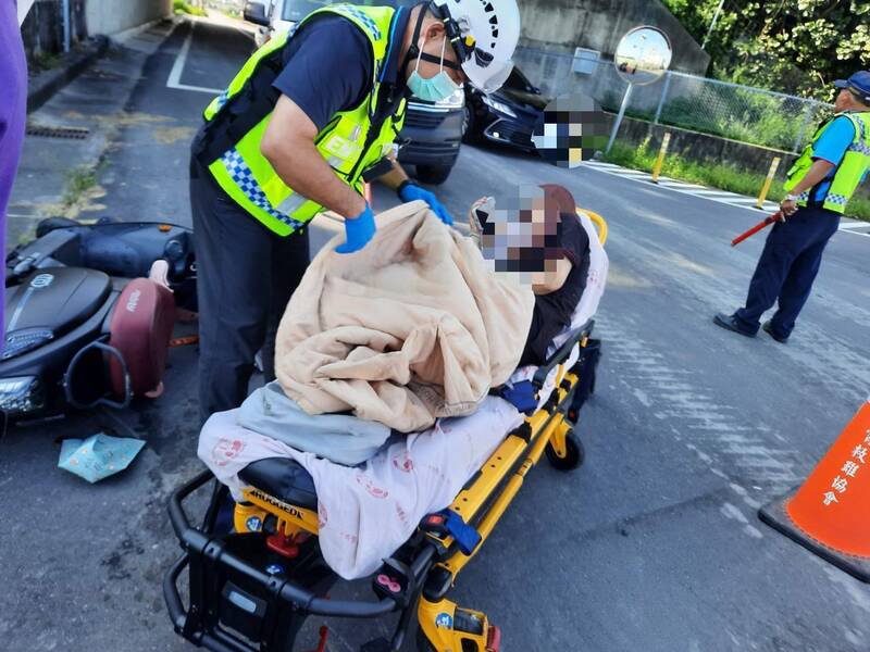 82岁老翁驾车行经路口与女骑士相撞,女骑士多处受伤送医。(民众提供) 82岁老翁驾车行经路口与女骑士相撞,女骑士多处受伤送医。(民众提供)