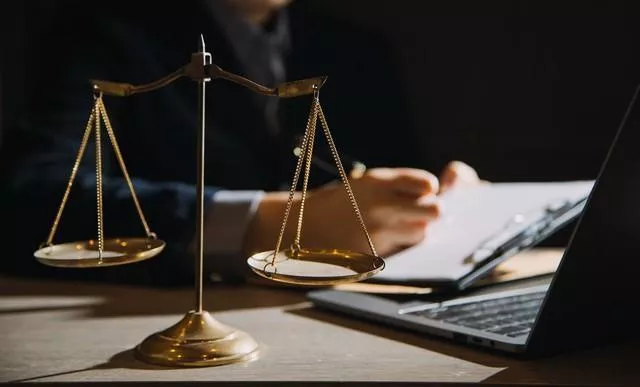 女子带6只狗入公园，男子被狗咬打伤女子