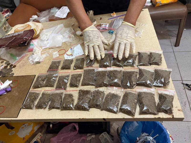 高市刑大破获毒品交易据点,查获402公克毒品。(民众提供) 高市刑大破获毒品交易据点,查获402公克毒品。(民众提供)