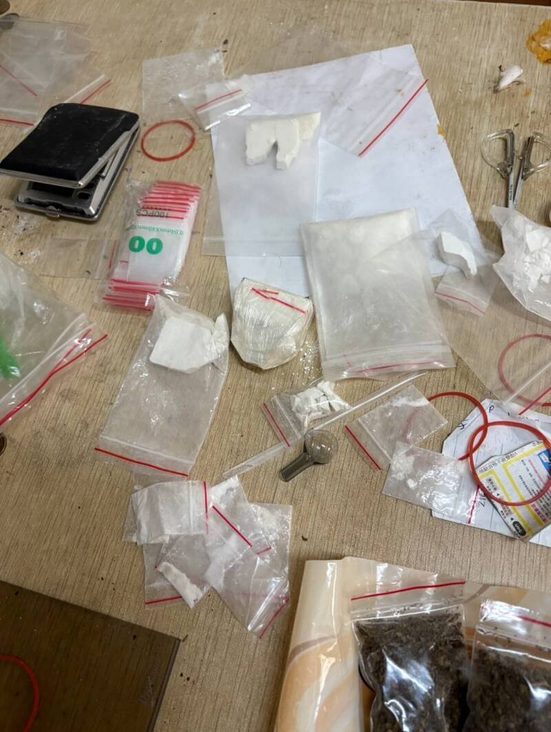 邱姓冷气维修师傅沦为毒贩,连学徒也不放过,以工资抵买毒钱。(民众提供) 邱姓冷气维修师傅沦为毒贩,连学徒也不放过,以工资抵买毒钱。(民众提供)
