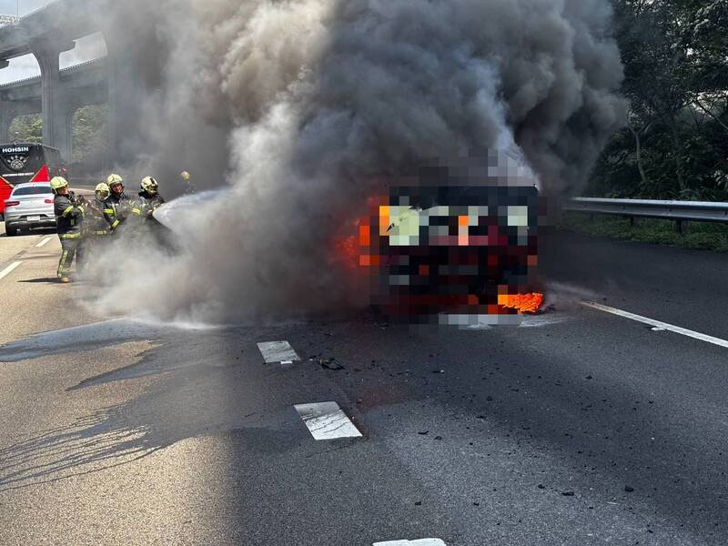 中山高南泰山路段今天上午惊传火烧车。(记者吴仁捷翻摄) 中山高南泰山路段今天上午惊传火烧车。(记者吴仁捷翻摄)