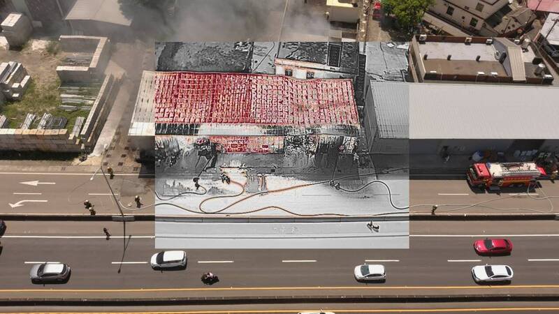 新竹县竹北市西滨路某铁皮汽修工厂不明原因起火,陷入全面燃烧,所幸无人受伤或受困。(竹县府消防局提供) 新竹县竹北市西滨路某铁皮汽修工厂不明原因起火,陷入全面燃烧,所幸无人受伤或受困。(竹县府消防局提供)