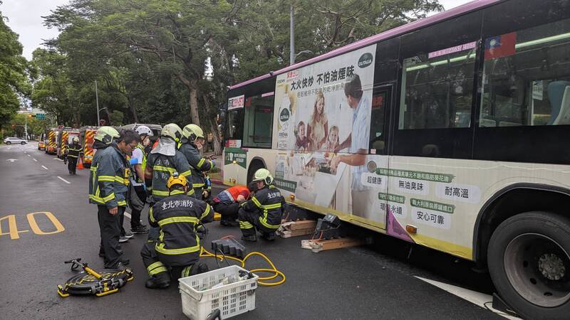 周姓男子在斑马线上遭辗毙(记者刘庆侯翻摄) 周姓男子在斑马线上遭辗毙(记者刘庆侯翻摄)