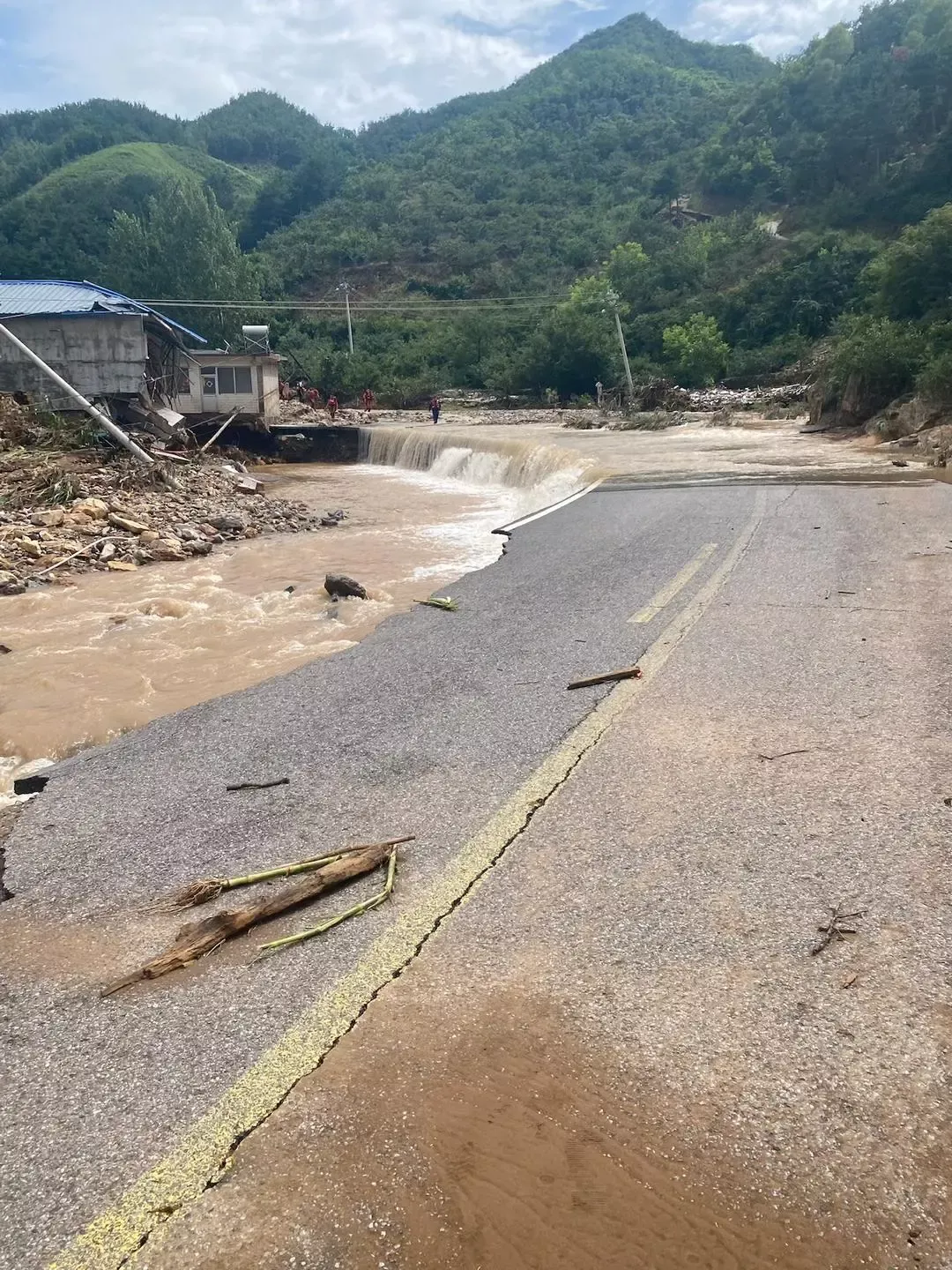 河北兴隆强降雨亲历者：与家人失联近48小时