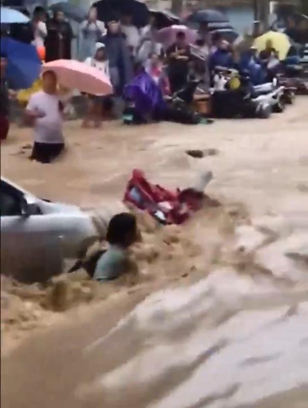  北京近日遭遇罕見暴雨襲擊，密雲區發生 1959 年以來最大降雨，引發大規模洪水侵襲。 圖：翻攝自 X 